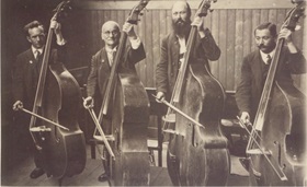 Bassgeiger im Passionsorchester von 1930
