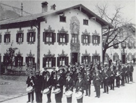 Blasmusik beim morgendlichen Zapfenstreich, 1930
